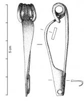 FIB-3132 - Fibule de type ManiagobronzeFibule à arc triangulaire plat et tendu ; porte-ardillon trapézoïdal plein ou percé d'un petit trou vers son extrémité ; ressort à 4 spires, corde interne.