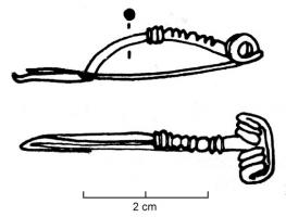 FIB-3513 - Fibule de type La Tène C2bronzeFibule bronze de schéma La Tène II : l'arc filiforme (souvent orné de plusieurs incisions ou moulures transversales) se prolonge par un pied retourné qui vient se fixer au sommet de l'arc par une bague ; ressort à 6 spires (ou davantage), corde externe.