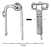 FIB-3801 - Fibule à ailettes naissantesbronzeTPQ : -60 - TAQ : -20Fibule à ailettes naissantes, caractérisée par un arc très coudé à la tête, le sommet étant marqué par une série de nodosités ou protubérances plus ou moins développées, toujours coulées en même temps que l'arc, qui est rectiligne, plat et, sur cette variante, cannelé longitudinalement entre les protubérances et le pied ; ressort bilatéral à 6 ou 8 spires, corde externe et griffe.