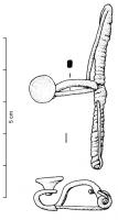 FIB-3833 - Fibule à pied vasiforme rivetébronzeFibule à arc filiforme. Le pied redressé revient vers l'arc, puis se termine par un anneau plat : un ornement en forme de coupelle à pied (parfois creusé d'une gorge sur la tranche) y est riveté. Ressort mince en arbalète, corde interne.