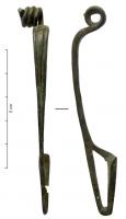 FIB-3910 - Fibule type La Tène C2bronzeFibule à arc coulé, de forme triangulaire effilée, orné de simples incisions convergentes; pied trapézoïdal ajouré; ressort bilatéral long.