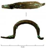 FIB-3959 - Fibule à pied redressébronzeArc filiforme en anse de panier, orné de motifs longitudinaux à faible relief. Le porte ardillon est plat. 
