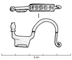 FIB-3973 - Fibule à arc plat et décor ocellébronzeFibule à arc plat, en arc de cercle, orné d'une ligne de cercles oculés entre deux filets latéraux; pied court, redressé à angle droit et terminé par un bouton mouluré en tonnelet.