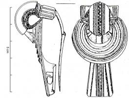FIB-4061 - Fibule type Dollfus A (F.16a2)bronzeFibule à arc large et trapu, reposant d'un côté sur un couvre-ressort parallélépipédique, de l'autre au centre d'un disque orné de grosses côtes concentriques, et prolongé par une queue de paon d'un seul tenant.