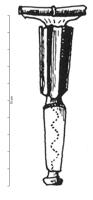 FIB-4095 - Fibule à charnièrebronzeL'arc est divisée en deux parties : près de la charnière, une zone aux bords parallèles et généralement bordée de cannelures guillochées ; vers le pied (trapézoïdal ou triangulaire), zone lisse avec souvent un décor poinçonné ; trois moulures entre les deux zones ; fibules fréquemment étamées.