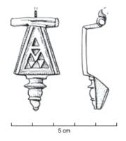 FIB-41037 - Fibule émailléebronzeFibule composée d'un triangle sur pointe vers la charnière, orné de 3 rangs de logettes d'émail triangulaires (9 au total), disposées en quinconce.  Pied en bouton mouluré.