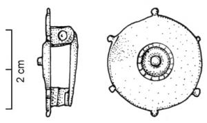 FIB-4104 - Fibule géométrique platebronzeTPQ : 40 - TAQ : 70Fibule plate, dont la charnière disposée au revers comporte deux plaquettes coulées reliées par un axe en fer. Variante circulaire, parfois ornée de cercles concentriques (motif perlé), avec fréquemment un cabochon incrusté au centre ; sur le pourtour, 6 parfois 8 petites excroissances.