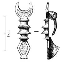FIB-41079 - Fibule émailléebronzeFibule au corps marqué de fortes moulures transversales, encadrées au pied par un losange émaillé, à la tête par un croissant émaillé.