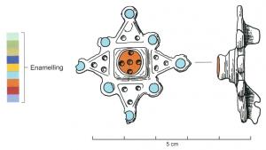 FIB-41154 - Fibule émaillée cruciformebronzeFibule à corps cruciforme, avec une partie centrale carrée, émaillée d'un disque, accostée de quatre triangles ornés d'ocelles et pourvus de disques émaillés aux pointes et intersections.
