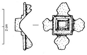 FIB-41191 - Fibule émaillée cruciformebronzeTPQ : 100 - TAQ : 275Fibule de composition cruciforme autour d'un carré central émaillé et à gradins; sur chacun des côtés, élément plat et foliacé, parfois orné de groupes de trois cercles concentriques.