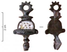 FIB-41198 - Fibule émailléebronzeFibule constituée d'un élément central en demi-cercle, émaillé, séparé par une barrette transversale d'un pied mouluré, terminé par un bouton; au sommet de l'arc, cercle crénelé comme une couronne.