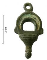 FIB-41210 - Fibule émailléebronzeTPQ : 150 - TAQ : 260Fibule composée d'une lunule émaillée, accostée d'ergots à cercles oculés et surmontée d'un anneau; le pied en forme de vase ou de corbeille, se termine par un simple bouton.