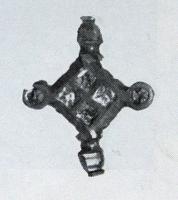 FIB-41226 - Fibule losangique émailléebronzeFibule à arc losangique plat, creusé de 4 loges émaillées de même forme; disques émaillés sur les côtés, et boutons moulurés aux extrémités.