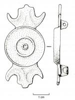 FIB-4124 - Fibule symétrique émailléebronzeFibule constituée d'un disque central émaillé, souvent en plusieurs loges concentriques, et de deux appendices symétriques également émaillés, en forme de pelte. Le centre est percé et reçoit une figurine de dauphin rivetée.