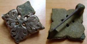 FIB-41271 - FibulebronzeBroche de plan carré, reproduisant 4 feuilles de lierre ornées de nervures niellées; 4 orifices au centre entre les feuilles; argentée à la feuille.
