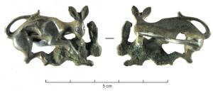 FIB-41273 - Fibule zoomorphe, groupe : chien et lièvrebronzeBroche plate, en faible relief non émaillé : chien poursuivant un lièvre à droite.