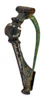 FIB-41313 - Fibule à charnièrebronzeTPQ : 50 - TAQ : 120Fibule à charnière dont l'arc - interrompu par un bulbe entouré de 2 moulures - forme presque un angle droit avec le pied lisse, orné d'un bouton à son extrémité ; porte-ardillon plein, ou percé d'un trou unique.