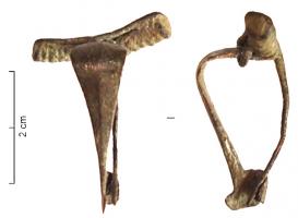 FIB-41384 - Fibule (type Böhme 36 ?)bronzeFibule à arc plat, de section triangulaire avec une arête médiane; ressort en arbalète, corde enroulée autour de l'arc; pied rectiligne terminé par un petit bouton redressé ; porte-ardillon rectangulaire plein.