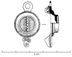 FIB-41427 - Fibule émailléebronzeTPQ : 100 - TAQ : 260Fibule à corps circulaire surélevé, creux dessous (tournassé), la partie externe se présente sous la forme d'un disque dont les deux moitiés, émaillées, sont séparées par une bande verticale moulurée. Pied orné de trois disques émaillés; à l'opposé, couronne crênelée.