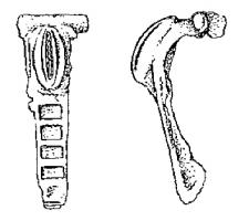 FIB-41449 - Fibule émaillée de type HeadstudbronzeFibule à arc rectangulaire, creusé d'une rangée de petites loges émaillées rectangulaires. La tête est ornée d'une crête. Pied se terminant par un bouton ou un motif complexe émaillé.