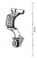 FIB-41512 - Fibule émailléebronzeMotif d'ocelles à la tête. Arc en forme de plaque rectangulaire, avec une rangée de logettes émaillées losangiques et triangulaires au centre, encadrée de deux lignes ondées ou guillochées. Pied se terminant en un cercle émaillé relevé.
