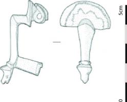 FIB-41561 - Fibule à genou, ressort à corde externebronzeTPQ : 140 - TAQ : 200Fibule en genou (all. 'Kniefibel') à arc fortement coudé à la tête, ressort à corde externe monté sur plaquette et protégé par une plaque semi-circulaire portant souvent un décor gravé 'a tremolo'; porte-ardillon haut et étroit. 