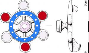 FIB-41563 - Fibule circulaire en rouelle émailléebronze, émailTPQ : 150 - TAQ : 250Fibule en forme de roue à 4 ou 6 protubérances circulaires. Le contre est occupé par un bouton surélevé également émaillé