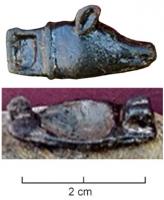 FIB-41575 - Fibule zoomorphe : sanglier ou porcbronzeBroche en forme de tête de sanglier (ou de porc), de style réaliste, avec à l'arrière une loge rectangulaire pour émail; au revers, articulation à charnière entre deux plaquettes.