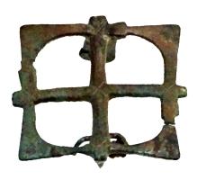 FIB-41636 - Fibule ajouréebronzeFibule composée d'un motif ajouré aouré d'une croix inscrite : l'ensemble représente peut-être l'agencement de 4 haches avec leurs manches. Porte-ardillon haut et étroit, échancré sur le côté; articulation à ressort sur axe.