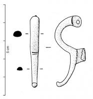 FIB-41650 - Fibule de type RathewitzbronzeTPQ : 150 - TAQ : 400Fibule bipartite : arc cintré, de section ovale épaisse, prolongé par un pied plus long que l'arc, à l'extrémité légèrement redressée et équipée d'un bouton terminal ; porte-ardillon rectangulaire réduit ; ressort en arbalète monté sur un axe passé dans la tête perforée de l'arc.