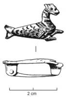 FIB-4165 - Fibule zoomorphe : capricornebronzeTPQ : 40 - TAQ : 90Fibule en forme de chèvre marine, réaliste, nageant à droite, étamée.