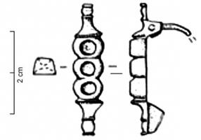 FIB-41692 - Fibule symétrique émailléebronzeTPQ : 100 - TAQ : 200Fibule symétrique composée de trois cabochons émaillés, de forme tronconique, alignés, avec de chaque côté des boutons moulurés recouvrant le porte-ardillon et la charnière à deux plaquettes coulées.