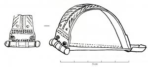 FIB-41727 - Fibule à deux ardillons, type Lokošek 1bronzeTPQ : 1 - TAQ : 100Fibule à charnière, arc plat de forme triangulaire, décor incisé :; aux deux ardillons juxtaposés correspondent deux gouttières, placées de part et d'autre du pied. 