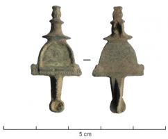 FIB-41732 - Fibule émailléebronzeArc décoré d'une loge semi-circulaire, creusée pour recevoir un décor d'émail  ; bouton mouluré à la tête, et à l'extrémité du pied, disque émaillé.