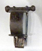 FIB-41739 - Fibule à deux ardillons, type Lokošek 2bronzeFibule à arc plat et rubanné, bords parallèle, parfaitement lisse ou creusée d'une fente recevant des perles montées sur des axes transversaux, limité à chaque extrémité par des barrettes; la tête portant deux ardillons forme une charnière terminée par deux perles; les deux ardillons reposent sur des gouttières aménagées de chaque côté du pied simplement aplati.