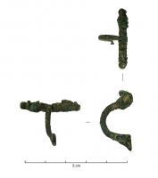 FIB-41747 - Fibule en arbalètebronzeArc trapu en U très arqué ; porte-ardillon réduit à une gouttière aménagée à l'extrémité de l'arc écrasé ; tête perforée supporte un long ressort en arbalète monté sur un axe ; corde externe.