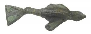 FIB-41780 - Fibule zoomorphe : poissonbronzeFibule en forme de poisson, traité en ronde-bosse; les nageoires pelviennes émaillées sont déployées sur les côtés d'un corps bombé, creux par dessous; la nageoire dorsale est figurée par une crête guillochée; la queue triangulaire est séparée en deux loges émaillées; la tête est dans l'axe du corps;