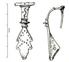 FIB-41871 - Fibule à charnièrebronzeFibule à charnière comportant sur l'arc un décor de filet ondulé gravé en creux, et sur le pied dentelé une série de ponctuation.