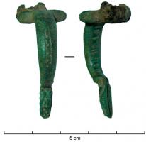 FIB-4209 - Fibel Typ van Buchem PbronzeFibules à plaquettes protégeant un ressort en fer monté sur un axe; l'arc de section semi-circulaire est orné d'une ligne ondée; pied à décor stylisé évoquant une tête de reptile.
