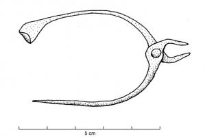 FIB-4254 - Fibule en forme de pincebronzeTPQ : 75 - TAQ : 350Fibule en bronze, en forme de pince : l'arc et l'ardillon se prolongent au-delà de la charnière pour reproduire les mors de cet outil de forgeron. L'arc peut être filiforme ou foliacé. 