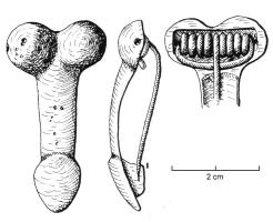 FIB-4309 - Fibule skeuomorphe : phallusbronzeFibule en forme de phallus; les testicules cachent un ressort à 8 spires et corde interne, monté sur axe.