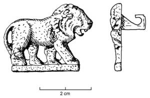 FIB-4324 - Fibule zoomorphe : lionbronzeFibule en forme de lion très réaliste, marchant à droite, les 4 pattes sont figurées, celles de l'arrière-plan en perspective. Articulation à charnière sur deux plaquettes.
