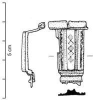 FIB-4362 - Fibule émailléebronzeArc en forme de plaque rectangulaire allongée, avec une succession de loges rectangulaires émaillées, encadrée de deux lignes ondées ou guillochées; pied en forme de bouton mouluré, parfois avec décor poinçonné.