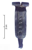 FIB-4414 - Fibule émailléebronzeTPQ : 75 - TAQ : 100Fibule à arc rectangulaire, orné d'une ligne longitudinale de motifs en X, émaillés, et prolongé par un pied très simple terminé par un bouton ou quelques moulures.