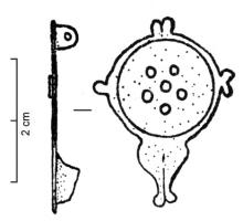 FIB-4555 - Fibule géométrique platebronzeTPQ : 50 - TAQ : 100Fibule plate circulaire, à charnière composée de plaquettes coulées reliées par un axe en fer; prolongement du cercle par deux fleurons opposés, dont le plus long supporte le repose-ardillon. Le décor central comporte 4 ou 5 ocelles, éventuellement perforés, disposés autour d'un cabochon à rivet de fer.