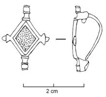 FIB-4654 - Fibule symétrique émailléebronzeFibule à corps losangique creusé d'une seule loge d'émail, entourée de moulures ; corps accosté de bouton latéraux ; extrémités symétriques à la tête et au pied, terminées par un bouton.