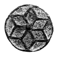 FIB-4699 - Fibule circulaire émailléebronzeTPQ : 100 - TAQ : 300Fibule discoïde dont les loges dessinent un fleuron à 6 pétales losangiques; écoinçons également émaillés.