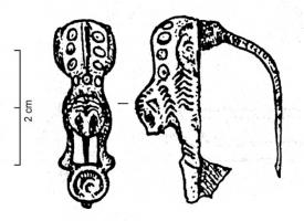 FIB-4727 - Fibule léontomorphe émailléebronzeFibule représentant le corps entier d'un lion, couché, les pattes antérieures tendues et tenant une barre transversale avec un disque émaillé; le corps est couvert de pastilles et d'entailles émaillées; charnière à plaquettes sous l'avant-train.