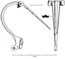 FIB-4756 - Fibule de type AlésiabronzeFibule coulée, à charnière cylindrique fermée; 2 bagues sont rapportées de chaque côté de l'axe; arc épais, triangulaire; pied redressé et percé.