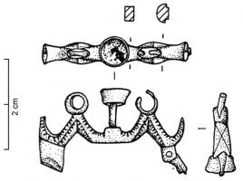 FIB-4784 - Fibule skeuomorphe : joug doublebronzeTPQ : 100 - TAQ : 250Fibule en forme de joug pour attelage de deux bœufs, avec au centre un ornement généralement émaillé au sommet, ou un simple volume triangulaire; les extrémités sont relevées en pointe ou équipées de sortes de cadres quadrangulaires. Les anneaux de joug sont figurés.